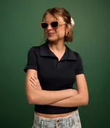 Blusa cropped de poliamida seamless color negro, con mangas cortas, textura waffle y cuello polo.