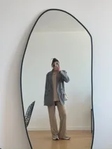 Remerón de viscosa con estampado a rayas horizontales blancas y negras, de corte holgado y mangas cortas.