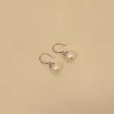 Aros colgantes de plata 925 con perlas de río y circonias.