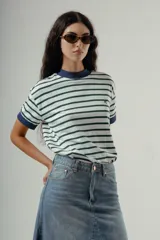 Camiseta de manga corta con cuello redondo y puños en contraste, de tejido a rayas horizontales blancas y verde oscuro. Presenta un pequeño logo bordado en el pecho.