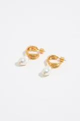 Par de aros dorados con forma de medialuna, con perlas colgantes.