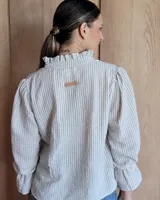 Blusa celeste con cuello mao y mangas abullonadas.