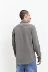 Camisa de manga larga lisa color gris oscuro, con textura y logo bordado.