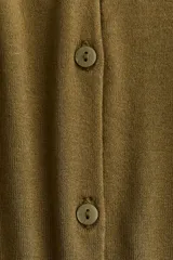 Cárdigan color marrón claro de punto fino suave de mezcla de viscosa, con cuello redondo, hombros levemente caídos y cierre de botones.