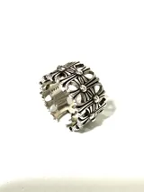 Anillo plateado con diseño de cruces caladas y acabado envejecido.