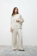 Kimono color crudo con laminado plateado, mangas 3/4 amplias y bolsillos laterales.