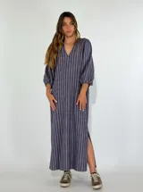 Vestido largo azul con rayas verticales en tonos beige y rojo, escote en V y mangas 3/4 abullonadas.