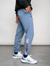 Pantalón de jogging negro con puños ajustados, cortes laterales y cambio de color en la parte inferior de la pierna.