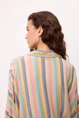 Vestido camisero a rayas verticales de colores pastel, con cuello camisero, cierre frontal con botones y mangas largas.