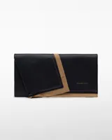 Sobre cartera Adolfo Dominguez de cuero negro con solapa asimétrica y detalle de serraje color beige. Cierre con broches.
