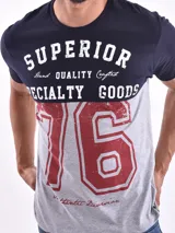 Remera de manga corta con diseño de bloques de color: azul marino en la parte superior y gris en la inferior. Estampado frontal con la palabra "Superior" y el número "76" en rojo.