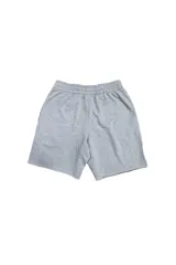 Short deportivo gris con cintura elástica y logo bordado en rojo en la pierna izquierda.