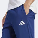 Pantalón deportivo Adidas de tejido spacer, color azul vibrante, con ajuste clásico, cintura elástica con cordón, bolsillos frontales y logo de las 3 Barras bordado en la cadera.