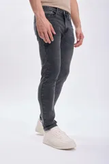 Pantalón de jean slim fit color gris oscuro.