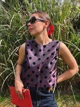 Remera corta de tafeta color verde militar con lunares de terciopelo negros, corte a la base y botón en la parte trasera.