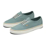 Championes celestes de tela, con diseño clásico de Vans, bajos y cordones.