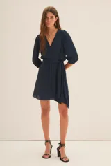 Vestido corto azul marino de manga 3/4, con escote en V cruzado y lazo en la cintura.