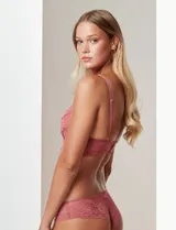 Bralette de encaje floral color rosa, marca Montelle. Sin aro ni relleno, con forro interno de microtul elastizado, breteles regulables y cierre trasero de tres posiciones.