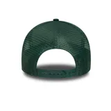 Gorro tipo trucker New Era, color verde oscuro, con paneles frontales sólidos y paneles traseros de malla. Presenta el logo de los New York Yankees bordado en blanco en el frente.
