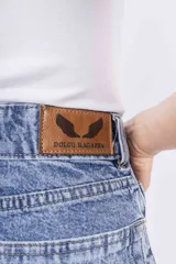 Short de jean celeste con lavado claro, tiro alto y corte ajustado.