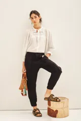 Pantalón negro de corte holgado con bolsillos laterales y en las piernas, cintura elástica y ruedo con elástico interno.