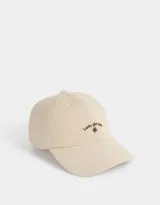 Gorra color beige con bordado frontal de la frase "Lucky Girl Club" y un trébol de cuatro hojas.