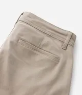 Pantalón skinny de sarga color gris, con cierre de botón y cremallera, cintura con trabillas y bolsillos.