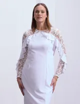 Vestido blanco de seda fría, corte midi ajustado al cuerpo, con mangas largas de encaje con brillos y aplique fruncido en el hombro.