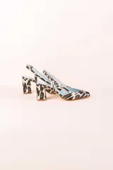 Zapato de tacón con estampado animal print, tacón bloque de 6,5 cm y tira trasera.