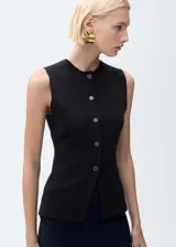 Chaleco negro de punto fino con cuello redondo, sin mangas y cierre frontal con botones.