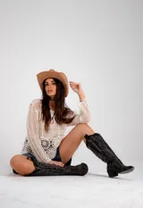 Blusa de crochet color crudo, de manga larga. Incluye musculosa por debajo y cinto.
