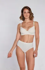 Bombacha tiro alto cavada de microfibra sin costura, color negro, con forro 100% algodón.