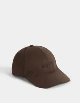 Gorra marrón chocolate de efecto gamuza con bordado frontal y regulador metálico trasero.
