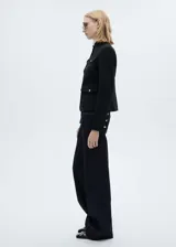 Pantalón de jean azul oscuro, de tiro medio y corte wide leg.