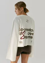 Remerón manga larga color crudo con estampado en serigrafía en frente y espalda. Confeccionado en jersey de algodón pesado, con escote redondo y ruedos anchos.