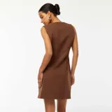 Vestido corto marrón sin mangas con botones dorados al frente.