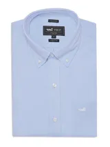 Camisa celeste de vestir, de corte regular, con cuello abotonado, bolsillo en el pecho con logo bordado y tecnología Travel 360º.