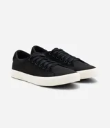 Championes negros de poliéster con textura, caja baja, puntera redonda y cierre con cordones.