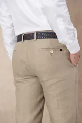 Pantalón de vestir para hombre, color beige claro, de corte slim fit y tejido de lino.