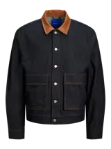Campera de denim azul oscuro con cuello clásico marrón, cierre frontal con botones metálicos, bolsillos delanteros con solapa y puños con botones. Confeccionada en tejido denim resistente con estructura de sarga.