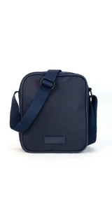Bandolera negra de tela impermeable con correa ajustable, doble bolsillo frontal con cierre y dos bolsillos internos.