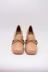 Zapato clásico de cuero azul marino, con aplique decorativo en el empeine y taco cuadrado.