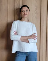 Buzo azul de tejido de punto con cuello redondo y mangas 3/4.