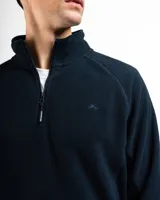 Campera polar color bordó con cuello alto y medio cierre.