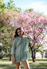 Vestido corto celeste con botones frontales, mangas 3/4 con detalle de calado y falda con volados.