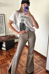 Pantalón Oxford de cuero ovino color visón con pasamanería a tono en los tajos laterales.