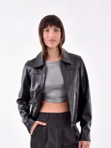 Campera tipo chaqueta de cuero color negro, con cierre frontal y corte ajustado.