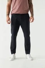 Pantalón chino color beige, de corte skinny, con bolsillos laterales y traseros.