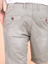 Bermuda gris de corte recto con bolsillos laterales y traseros.