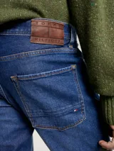 Pantalón de jean azul con corte recto, efecto arrugado en los muslos y desteñido en las rodillas.